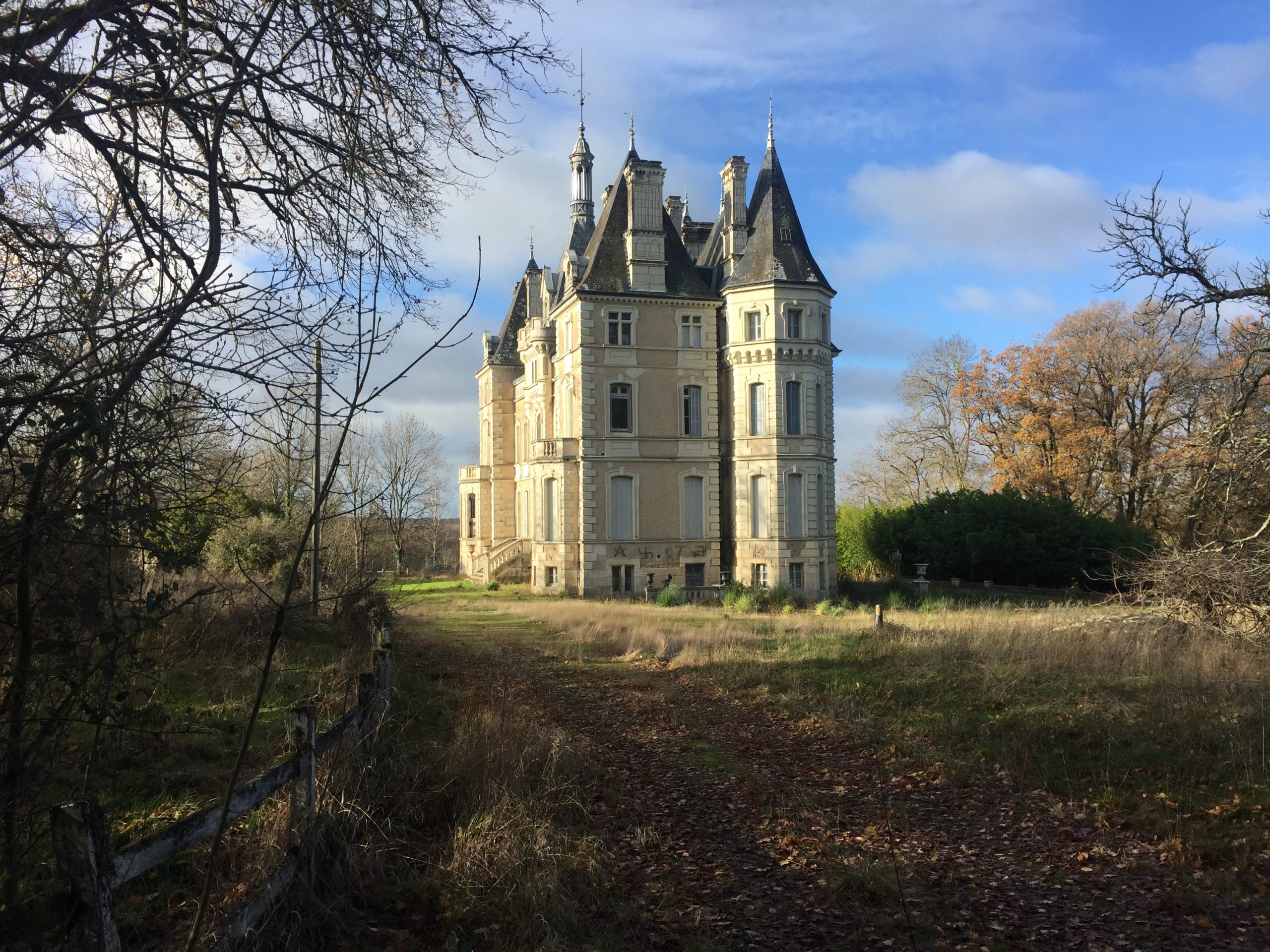 Side view of the Chateâu de la Boutinière