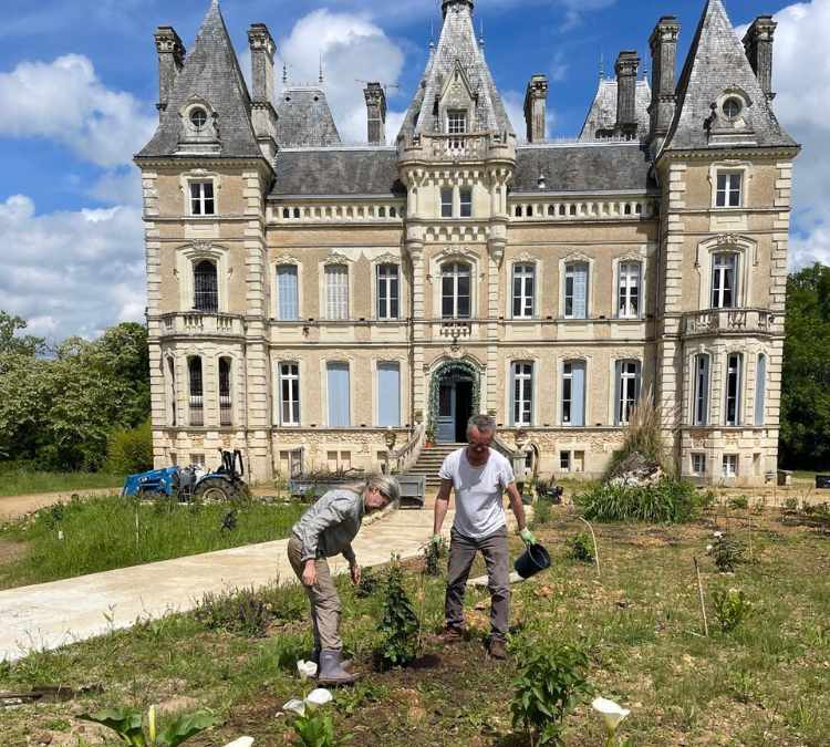 Guests planting shrubs in front of the château during Château de la Boutinière Events, taking part in Garden Days at the estate.