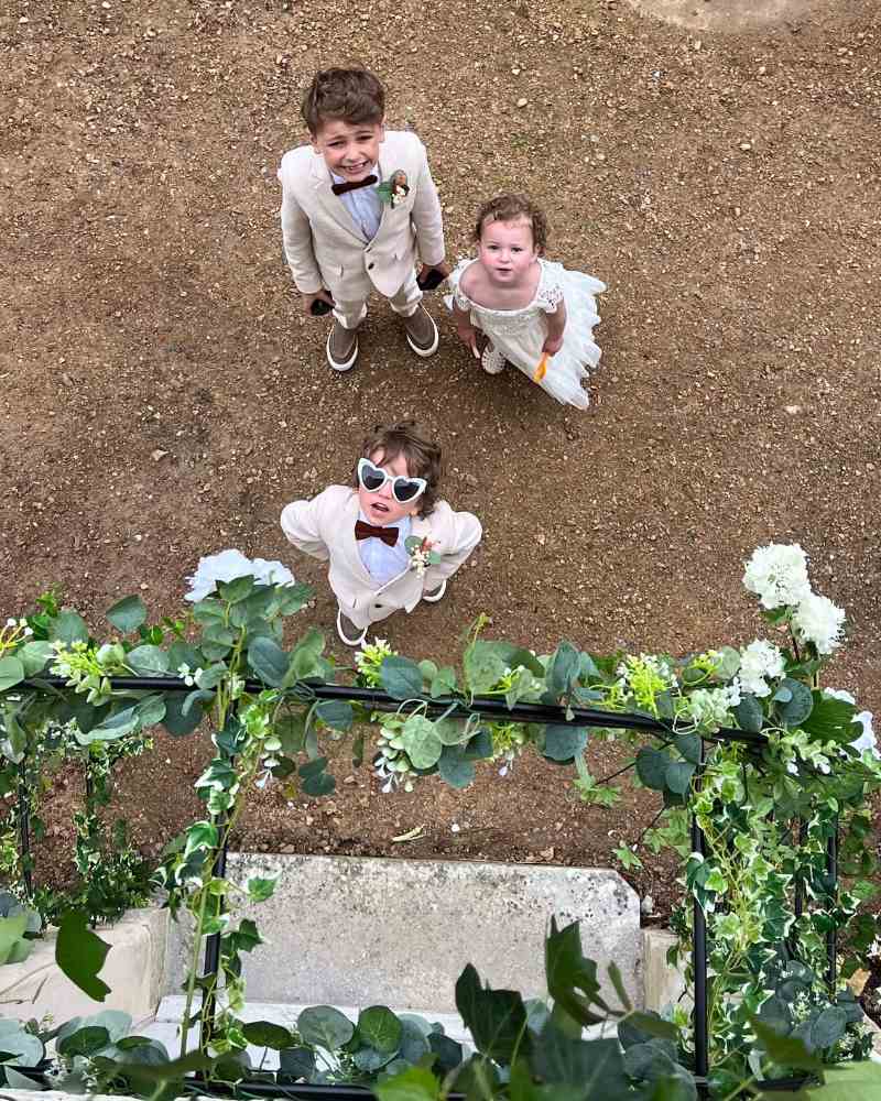 Children dressed for a wedding looking up from the château steps at Château de la Boutinière, reflecting the relaxed family atmosphere of a micro wedding venue celebration.
